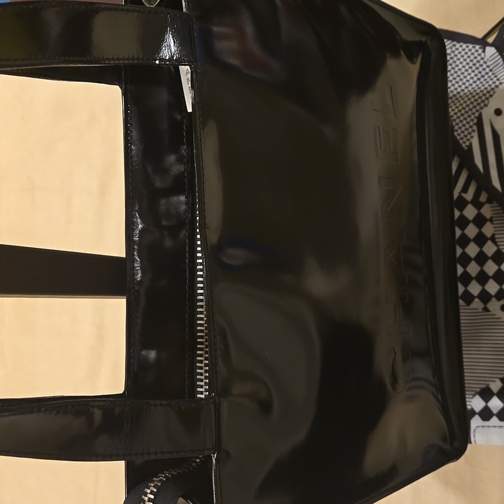 CHANEL PATENT LEATHER TOTE - Picture 5 of 17